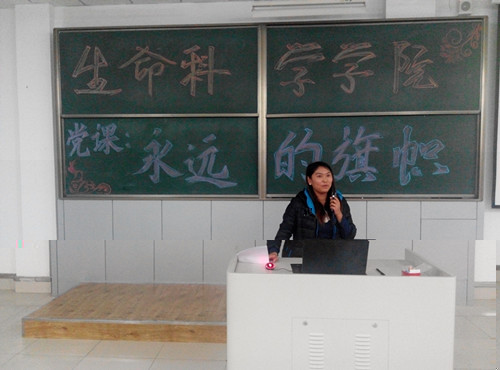 月丫同志積極向學生解答