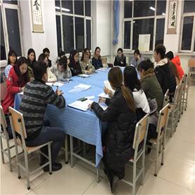 黨員們在認真聽會議并記錄