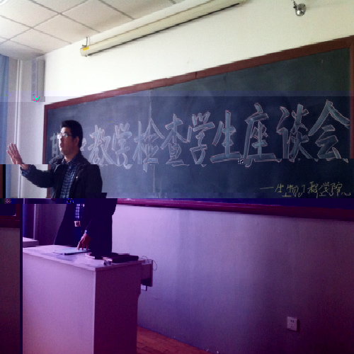 生物技術系黨支部書記殷亞傑博士向學生們提出自己的意見